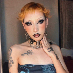 Meet your Posher, Alexis